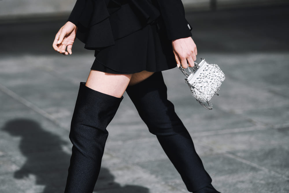 Cum asortezi culoarea încălțămintei cu o ținută neagră